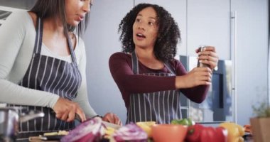 Mutfakta sebze doğrayan ve baharat kokan önlüklü mutlu çift. Yavaş çekimde. Aşçılık, yemek, sağlıklı yaşam tarzı, birliktelik ve aile hayatı, değişmemiş..