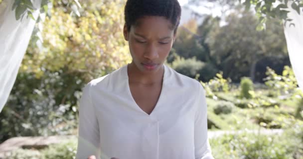 Portré Boldog Afro Amerikai Női Esküvői Lelkész Kezében Tabletta Kertben — Stock videók