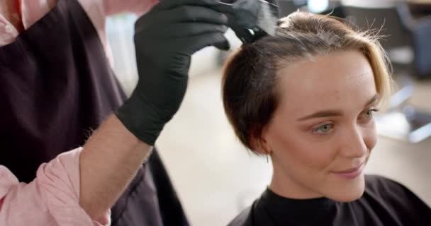 Kafkas Erkek Kuaförün Kuaför Salonundaki Mutlu Bayan Müşterinin Saçını Yavaş — Stok video