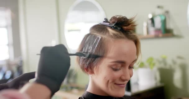 Рука Кавказького Чоловіка Перукаря Фарбує Щасливе Волосся Жінки Клієнта Салоні — стокове відео