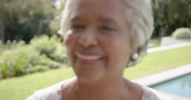 Porträtt Glad Senior Biracial Kvinna Tittar Kameran Och Ler Trädgården — Stockvideo