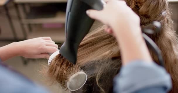 Kaukasische Friseurinnen Stylen Die Langen Haare Ihrer Kundinnen Zeitlupe Mit — Stockvideo