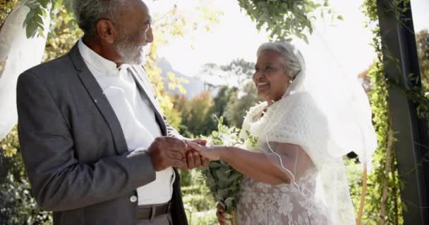 Boldog Végzős Házaspár Gyűrűket Cserél Esküvői Ceremónia Alatt Kertben Lassított — Stock videók