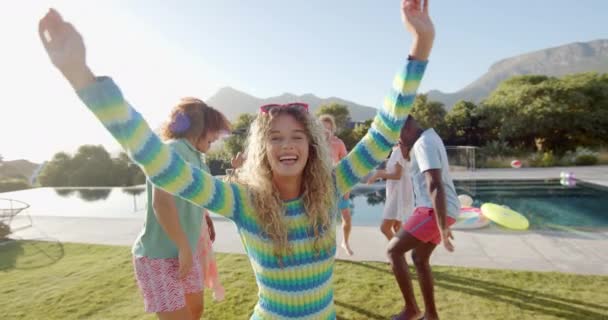 Mujer Caucásica Feliz Bailando Fiesta Piscina Soleada Con Diversos Amigos — Vídeos de Stock