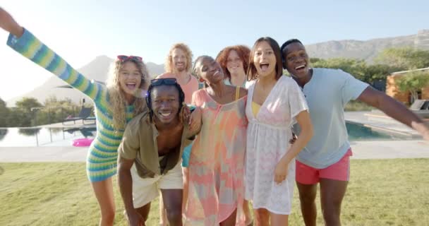 Portret Szczęśliwych Różnorodnych Przyjaciół Którzy Przyjmują Bawią Się Słonecznej Imprezie — Wideo stockowe