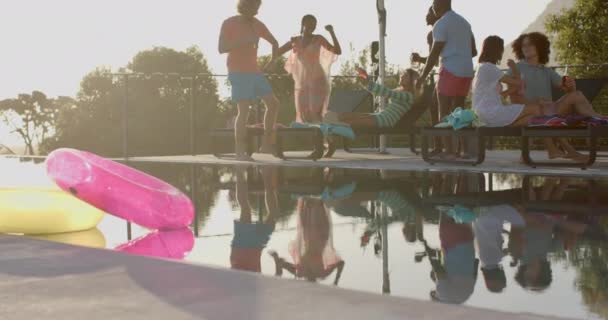 快乐多样的朋友 在夕阳西下的泳池派对上畅饮 慢动作 生活方式 庆祝和聚会 不变的 — 图库视频影像