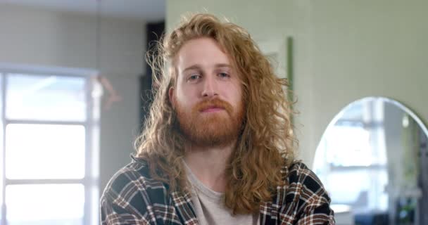 Retrato Hombre Caucásico Feliz Con Pelo Largo Rojo Barba Sonriendo — Vídeos de Stock