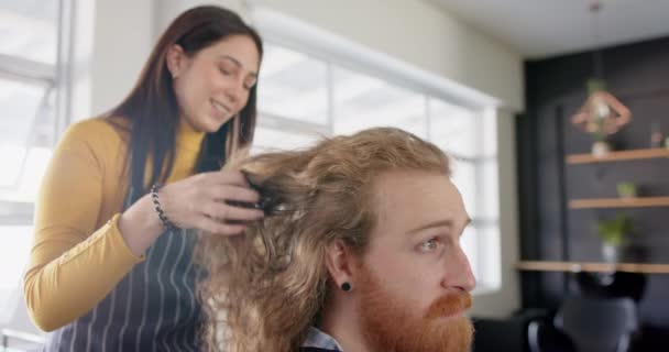 Caucasian Female Hairdresser Untying Long Hair Male Client Advising Salon — Stock Video