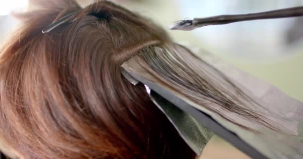 Close Hairdresser Highlighting Client Hair Brush Foil Hair Salon Slow — Stock Video
