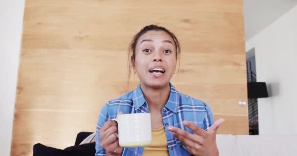 Šťastná Biracial Žena Dělat Video Hovor Kávou Mluvit Obývacím Pokoji — Stock video