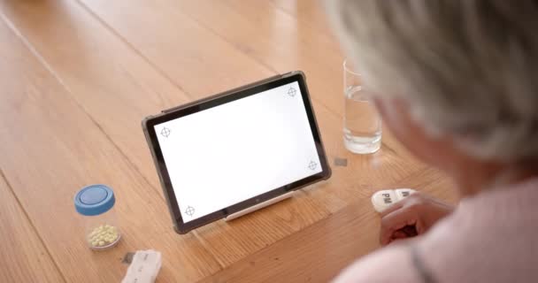 Zbliżenie Starszą Birasową Kobietę Korzystającą Tabletu Przestrzenią Kopiowania Ekranie Zwolnione — Wideo stockowe