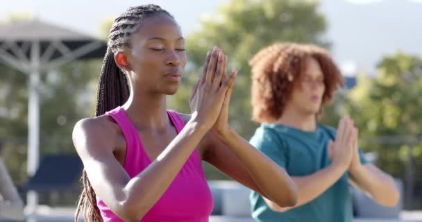 Фокус Разнообразных Друзей Практикующих Йогу Медитации Вместе Сидя Солнечном Саду — стоковое видео