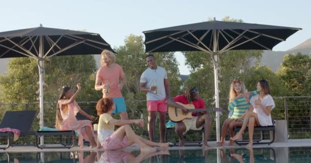 Gelukkige Divers Vrienden Met Drankjes Praten Dansen Zon Het Zwembad — Stockvideo