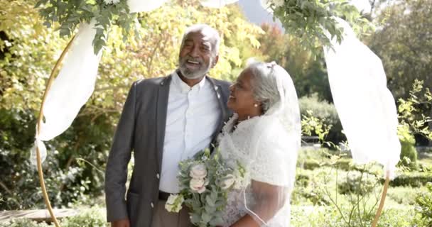 Porträt Eines Glücklichen Senioren Paares Das Sich Während Der Trauung — Stockvideo