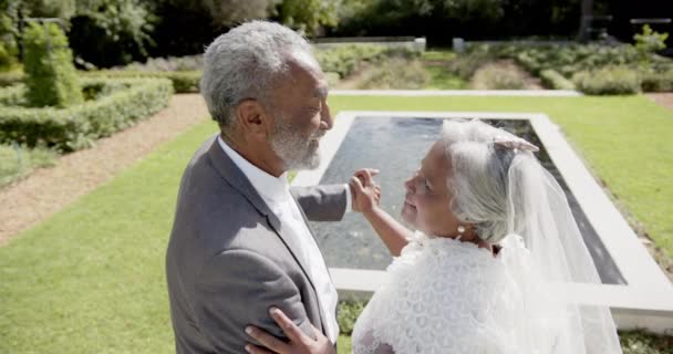 Glückliches Senioren Paar Beim Gehen Tanz Bei Der Hochzeit Garten — Stockvideo