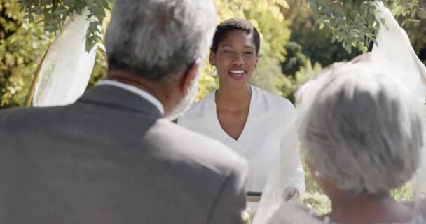 Afroamerykanka Odprawiająca Ceremonię Ślubną Pary Seniorów Ogrodzie Zwolnione Tempo Ślub — Wideo stockowe