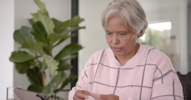 Senior Biracial Kvinna Använder Tablett För Medicinsk Konsultation Slow Motion — Stockvideo