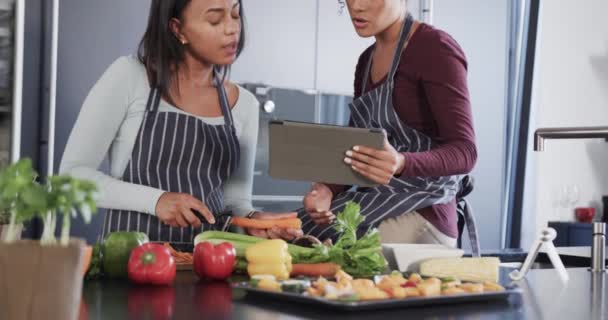 Счастливая Пара Лесбиянок Готовит Овощи Использует Планшет Кухне Замедленной Съемке — стоковое видео