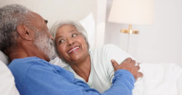 Boldog Idős Házaspár Feküdt Ágyon Ölelkeztek Beszélgettek Változatlanul Lassított Felvételen — Stock videók