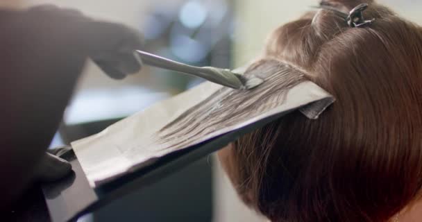 Κοντινό Πλάνο Του Κομμωτή Τονίζοντας Μαλλιά Του Πελάτη Πινέλο Και — Αρχείο Βίντεο