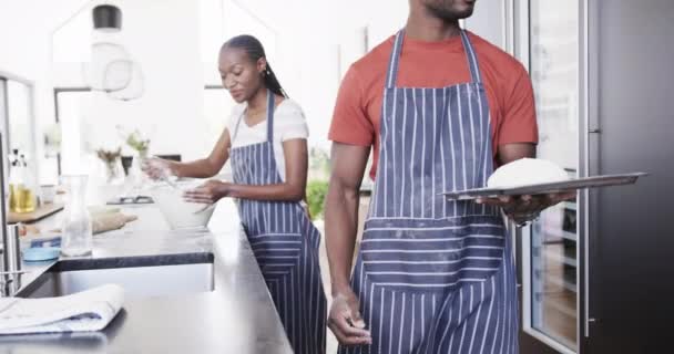Šťastný Africký Americký Pár Zástěrách Pečení Chleba Dávání Těsta Trouby — Stock video