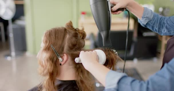 Kafkas Kadın Kuaför Erkek Müşterinin Uzun Saçlarını Saç Kurutma Makinesi — Stok video