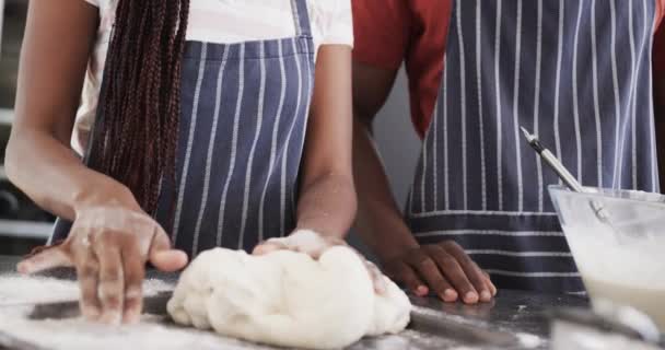 Середня Частина Афроамериканського Подружжя Фартухах Випікає Хліб Замішує Тісто Кухні — стокове відео
