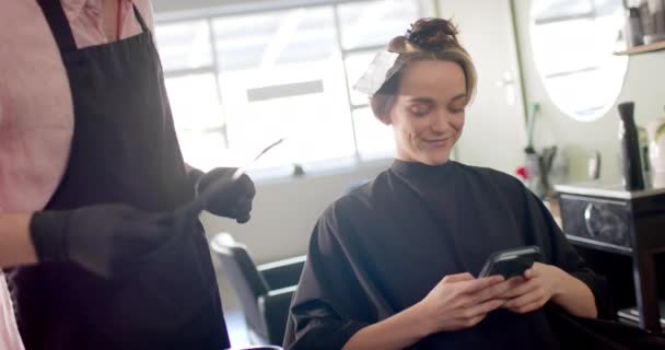 Beyaz Tenli Erkek Kuaför Kadın Müşterinin Saçlarını Yavaş Çekimde Folyoyla — Stok video