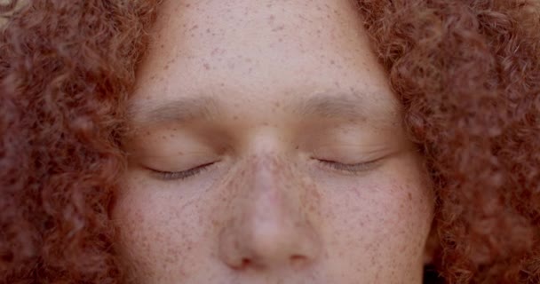 Kafkasyalı Kızıl Saçlı Çilli Bir Adamın Portresi Ağır Çekimde Gülümsüyor — Stok video