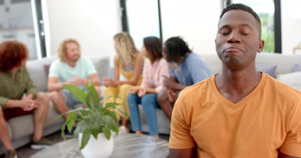 在小组治疗过程中 情绪化的男人哭泣 不同的朋友在不同的背景下交谈 精神健康 生活方式和友谊 — 图库视频影像