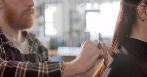 Sakallı Beyaz Erkek Kuaför Müşterinin Uzun Saçını Yavaş Çekimde Tarıyor — Stok video