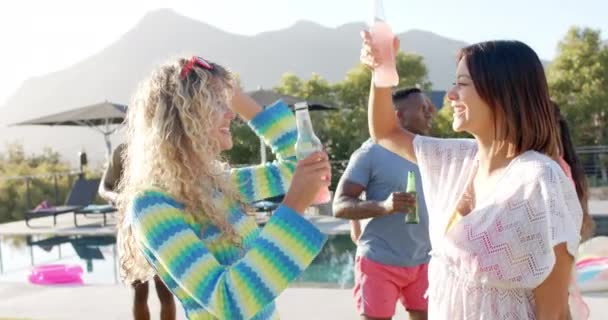 Gelukkige Gevarieerde Vrouwelijke Vrienden Dansen Met Drankjes Zonnig Zwembadfeest Slow — Stockvideo