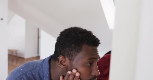 アフリカ系アメリカ人のカップルの顔のクリームを使用して バスルームの鏡では午前中に見て スローモーション ライフスタイル セルフケア 国内生活 変わらない — ストック動画