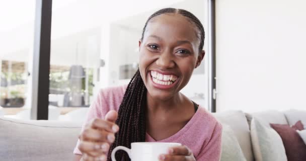 Portret Szczęśliwej Afro Amerykanki Kawą Dzwoniącej Machającej Zwolnionym Tempie Styl — Wideo stockowe