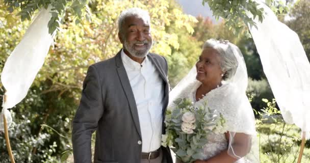 Portret Cuplu Fericit Senior Biracial Îmbrățișarea Timpul Ceremoniei Nuntă Grădină — Videoclip de stoc