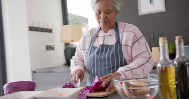 Üst Düzey Melez Kadın Mutfakta Yemek Pişiriyor Sebze Doğruyor Değiştirilmemiş — Stok video