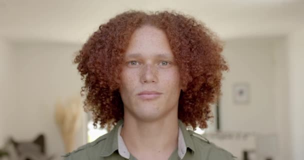 Evde Ağır Çekimde Gülümseyen Kızıl Saçlı Çilli Mutlu Beyaz Adamın — Stok video