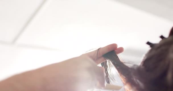 Руки Кавказького Чоловіка Перукаря Розчісують Довге Волосся Клієнта Перукарні Повільний — стокове відео