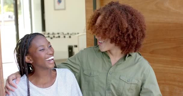 Memleketin Kapısında Dostlarını Selamlayan Mutlu Çift Ağır Çekimde Yaz Dostluk — Stok video