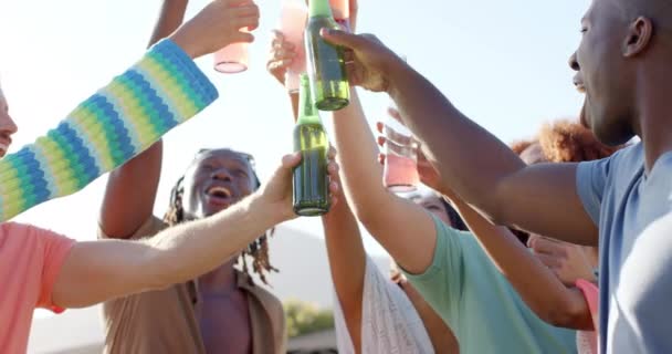 プールパーティー スローモーションで太陽の下で乾杯を飲む幸せな多様な友人 ライフスタイル お祝いとパーティー 変更なし — ストック動画