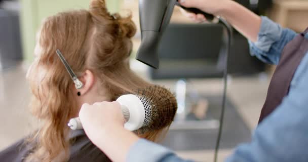 Kafkas Kadın Kuaför Müşterisinin Uzun Saçlarını Saç Kurutma Makinesi Fırçayla — Stok video