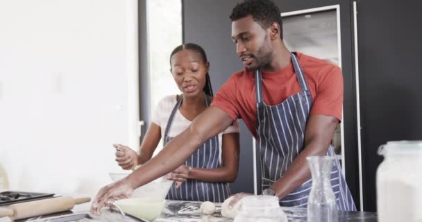 Afro Amerikan Önlüklü Mutlu Çift Birlikte Yemek Pişiriyorlar Mutfakta Hamuru — Stok video