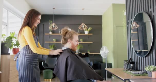 Glückliche Kaukasische Friseurin Die Einem Männlichen Kunden Friseursalon Zeitlupe Einen — Stockvideo
