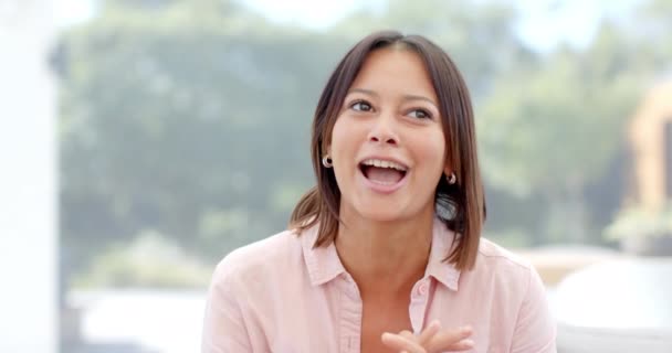 Mujer Birracial Feliz Haciendo Videollamadas Hablando Saludando Casa Cámara Lenta — Vídeos de Stock