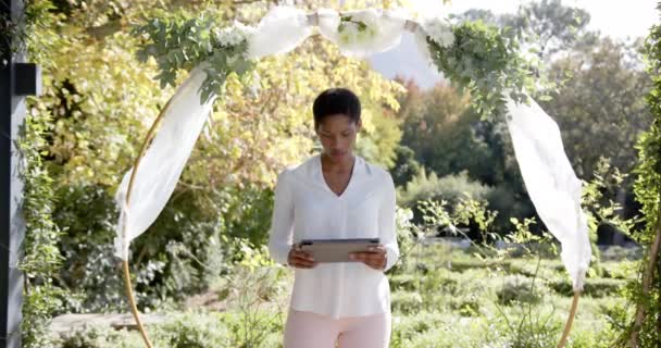 Portré Boldog Afro Amerikai Női Esküvői Lelkész Kezében Tabletta Kertben — Stock videók