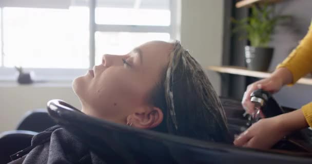 Hænder Kaukasiske Kvindelige Frisør Vask Hår Afslappet Kvindelige Kunde Frisørsalon – Stock-video