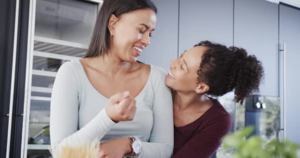 Heureux Couple Lesbiennes Biracial Préparer Nourriture Embrasser Rire Dans Cuisine — Video