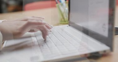 Mutlu Afro-Amerikan iş kadını asansörde dururken akıllı telefonuyla konuşuyor, ağır çekimde. İş, iletişim, ofis ve iş, değiştirilmemiş.