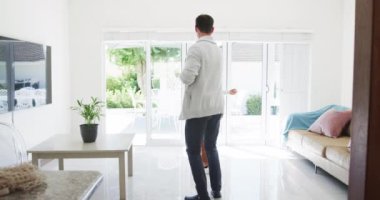 Kafkasyalı mutlu çift oturma odasında dans ediyor, ağır çekimde. Yaşam tarzı, eğlence, romantizm ve aile hayatı, değişmemiş..