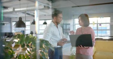 Belgeleri olan Asyalı sıradan bir iş kadını, video görüşmesi yapıyor, geç saatlere kadar çalışıyor, ağır çekimde. İş, iletişim, ofis, teslim tarihi ve geç saatlere kadar çalışma, değiştirilmemiş.